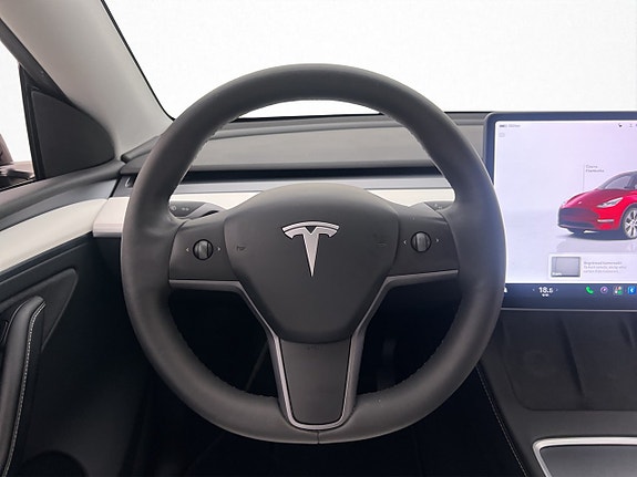 Tesla Model Y 16 of 30