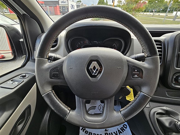 Renault Trafic 10 of 15