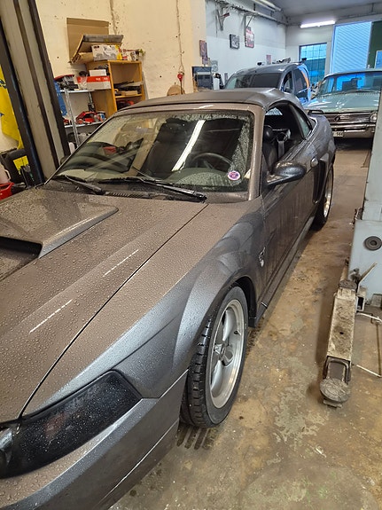 Ford Mustang 2 of 7