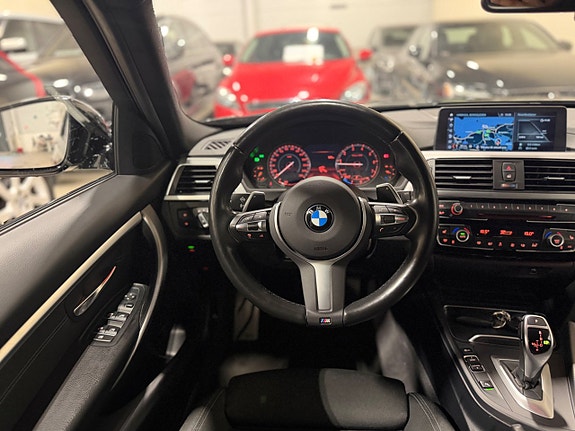 BMW 320i 13 of 30