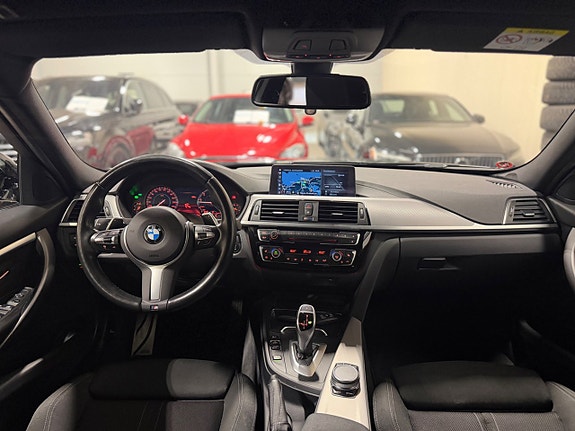 BMW 320i 11 of 30