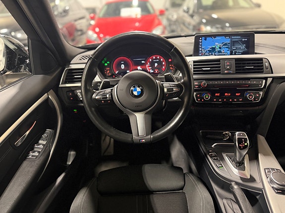 BMW 320i 14 of 30