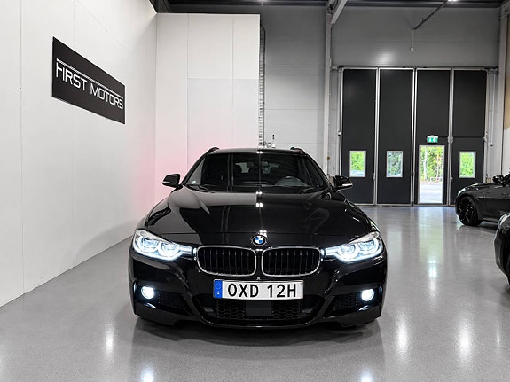 BMW 320i 4 of 30