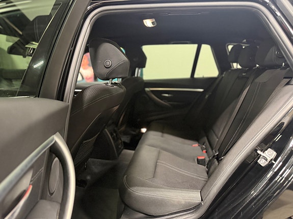 BMW 320i 9 of 30