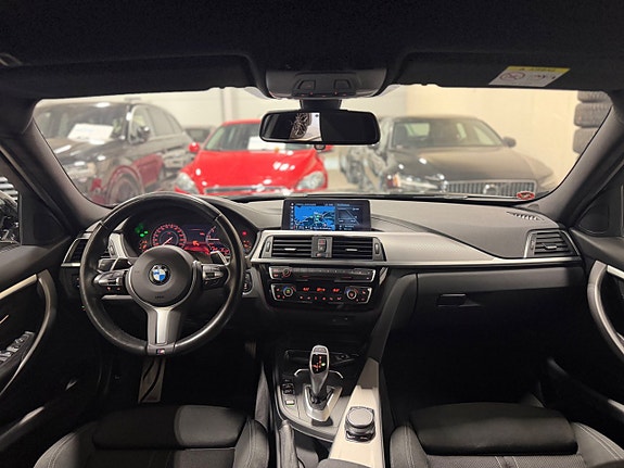BMW 320i 12 of 30