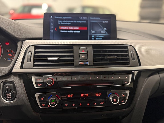 BMW 320i 24 of 30
