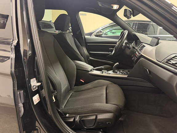 BMW 320i 17 of 30