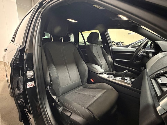 BMW 320i 16 of 30