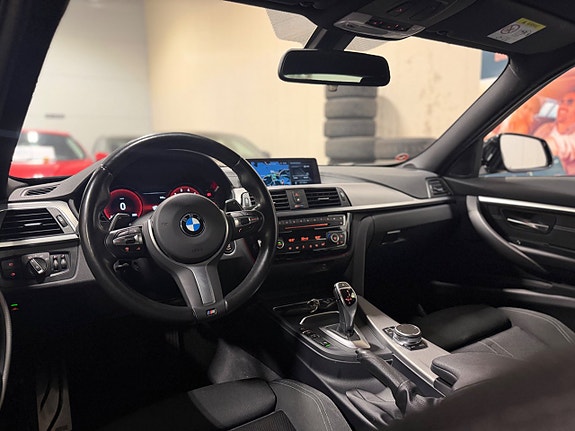 BMW 320i 15 of 30