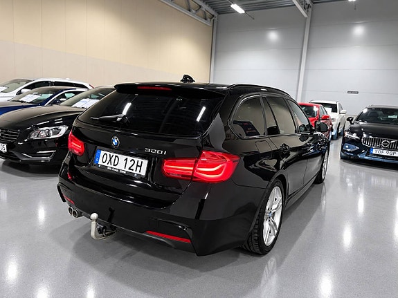 BMW 320i 8 of 30