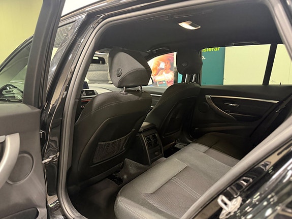 BMW 320i 10 of 30