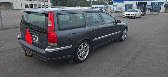 Volvo V70 3 of 5