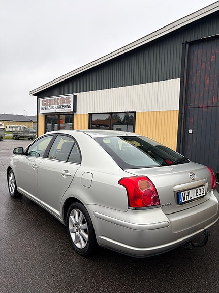 Toyota Avensis 2 of 8