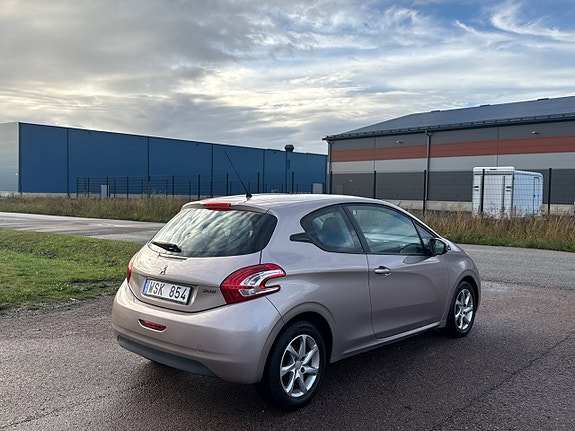 Peugeot 208 2 of 8