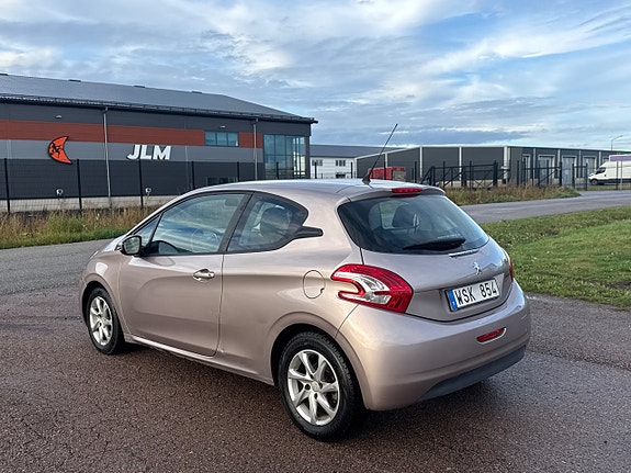 Peugeot 208 3 of 8