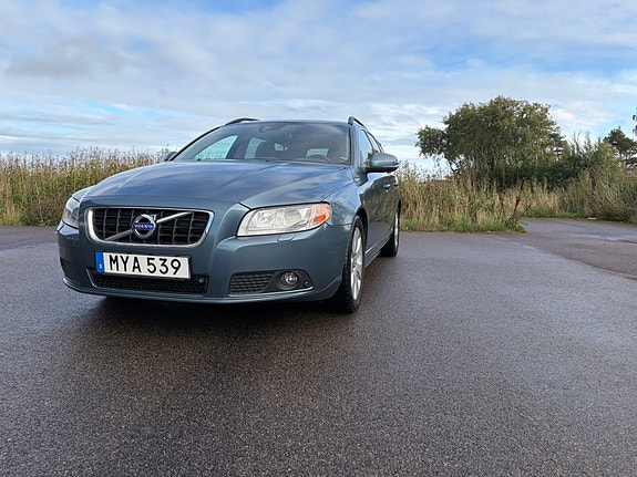 Volvo V70 2 of 12