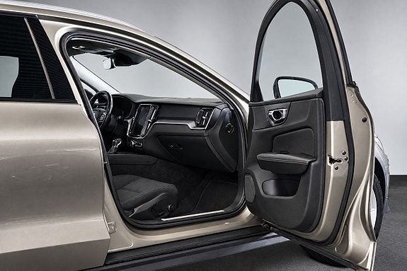 Volvo V60 Cross Country 11 of 25