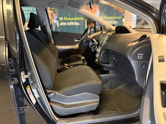 Toyota Yaris 4 of 12