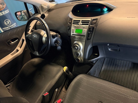 Toyota Yaris 8 of 12