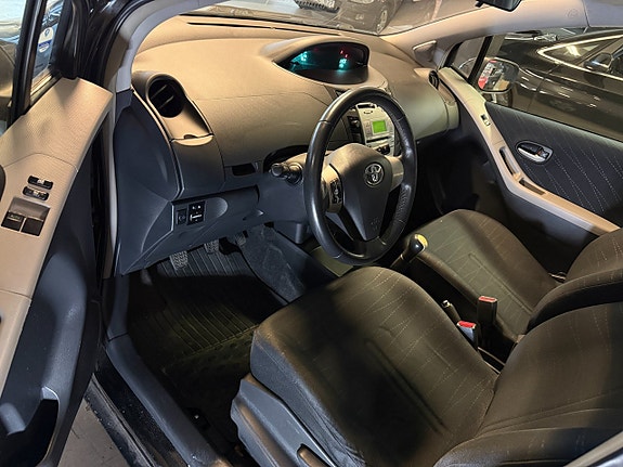 Toyota Yaris 7 of 12