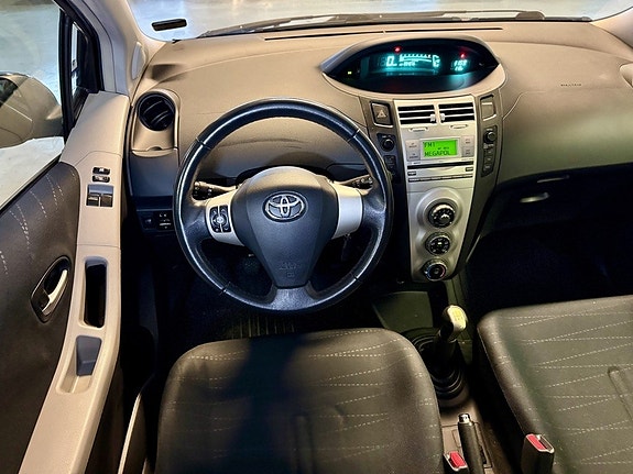 Toyota Yaris 9 of 12