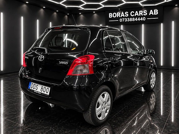 Toyota Yaris 3 of 12