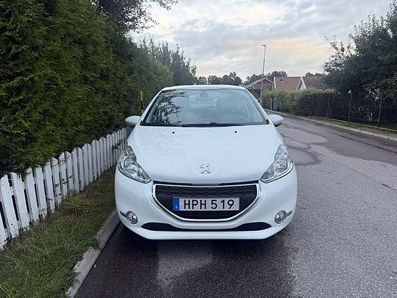 Peugeot 208 2 of 7