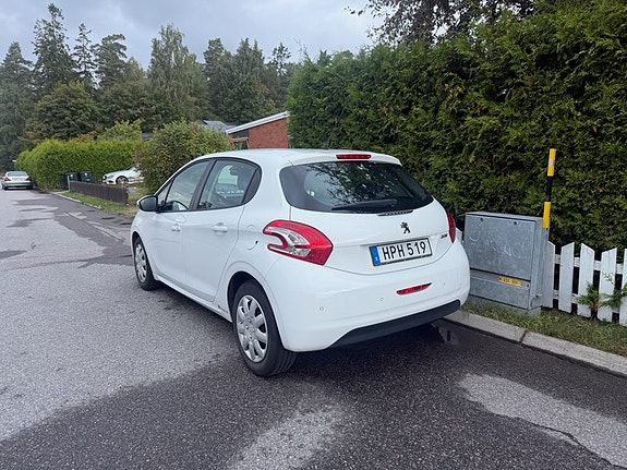 Peugeot 208 3 of 7