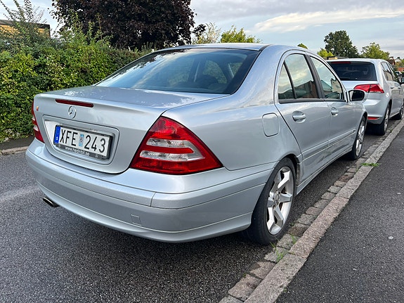Mercedes-Benz C180 7 of 12