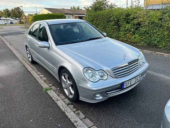 Mercedes-Benz C180 3 of 12