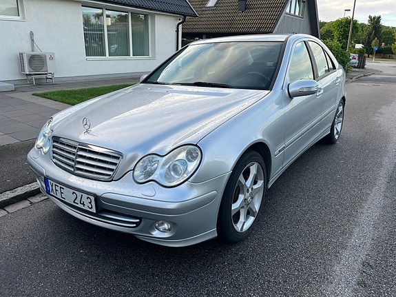 Mercedes-Benz C180 2 of 12