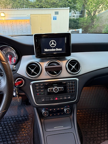 Mercedes-Benz CLA220 8 of 11