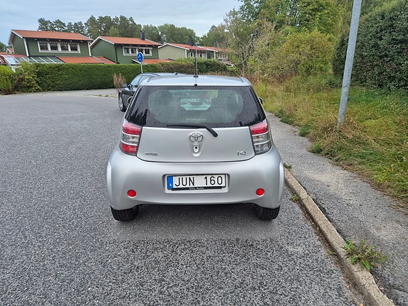 Toyota IQ 3 of 5