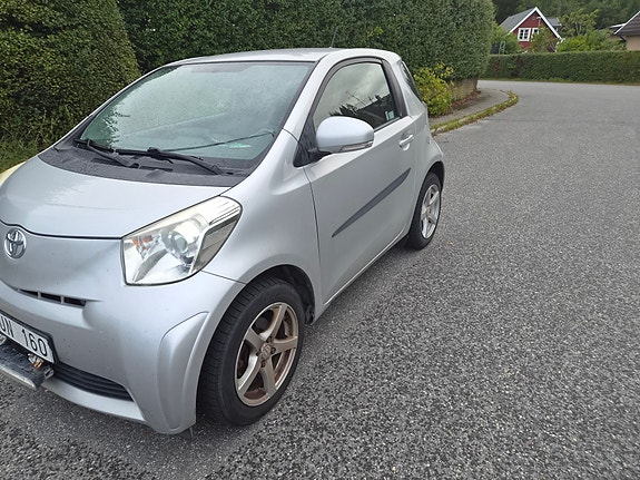 Toyota IQ 2 of 5