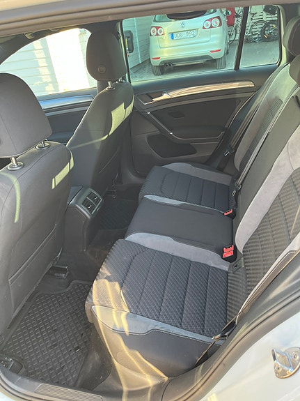 Volkswagen Golf VII 7 of 9