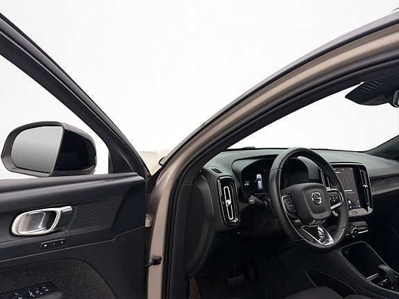 Volvo XC40 12 of 30