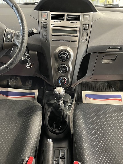 Toyota Yaris 12 of 20