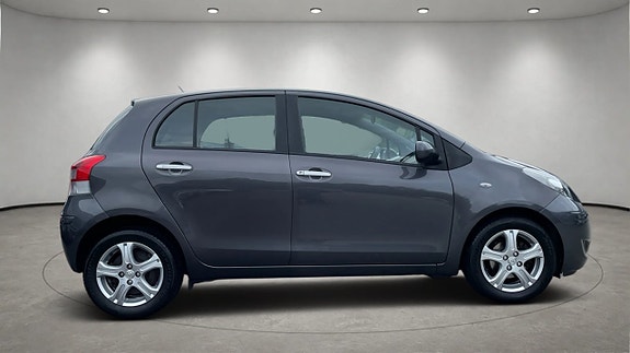 Toyota Yaris 3 of 20