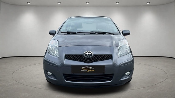 Toyota Yaris 2 of 20