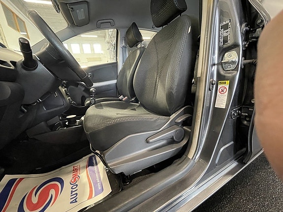 Toyota Yaris 13 of 20