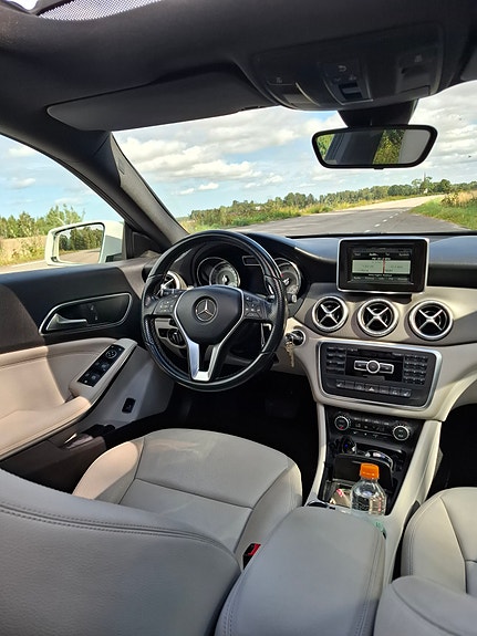 Mercedes-Benz CLA220 2 of 3