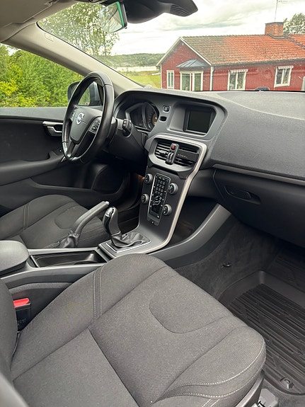 Volvo V40 2 of 8