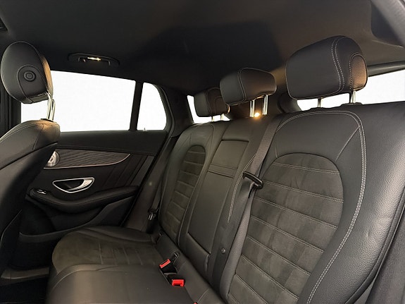 Mercedes-Benz EQC400 17 of 30