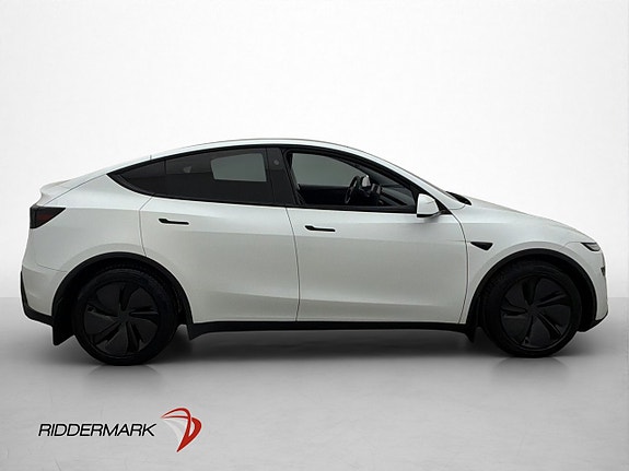 Tesla Model Y 10 of 30