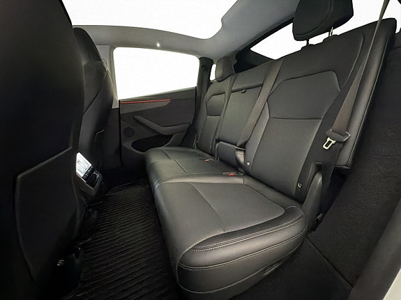 Tesla Model Y 17 of 30