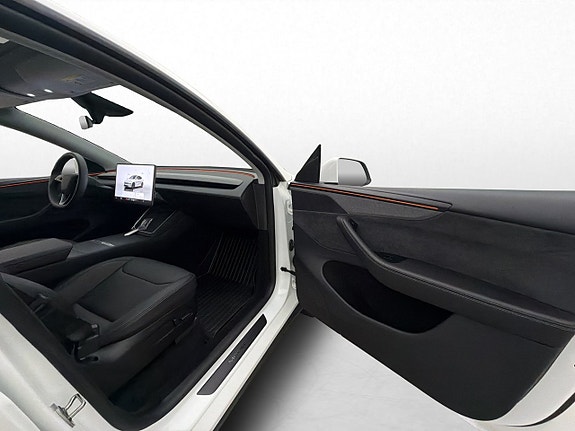 Tesla Model Y 16 of 30