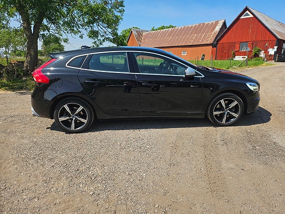 Volvo V40 2 of 7