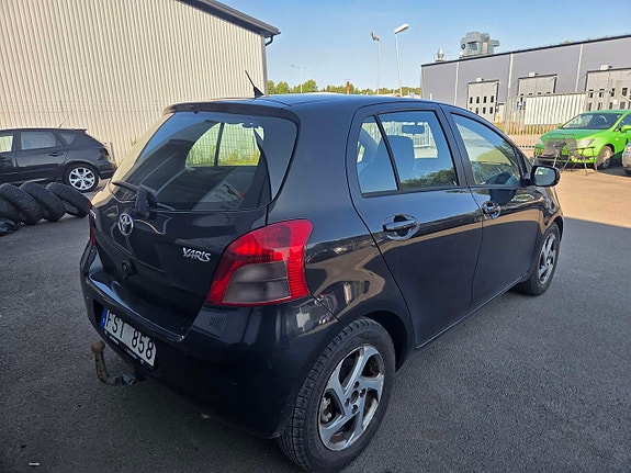 Toyota Yaris 8 of 14