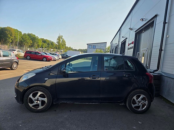 Toyota Yaris 2 of 14