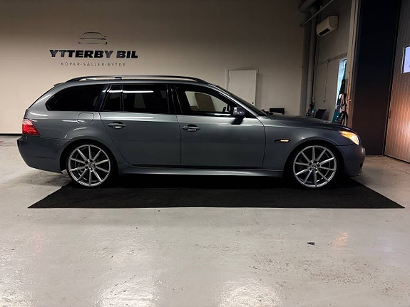 BMW 523i 2 of 12